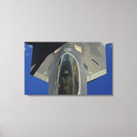 A F-22 Raptor erhält Treibstoff von einem KC-135