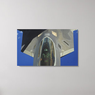A F-22 Raptor erhält Treibstoff von einem KC-135 Leinwanddruck