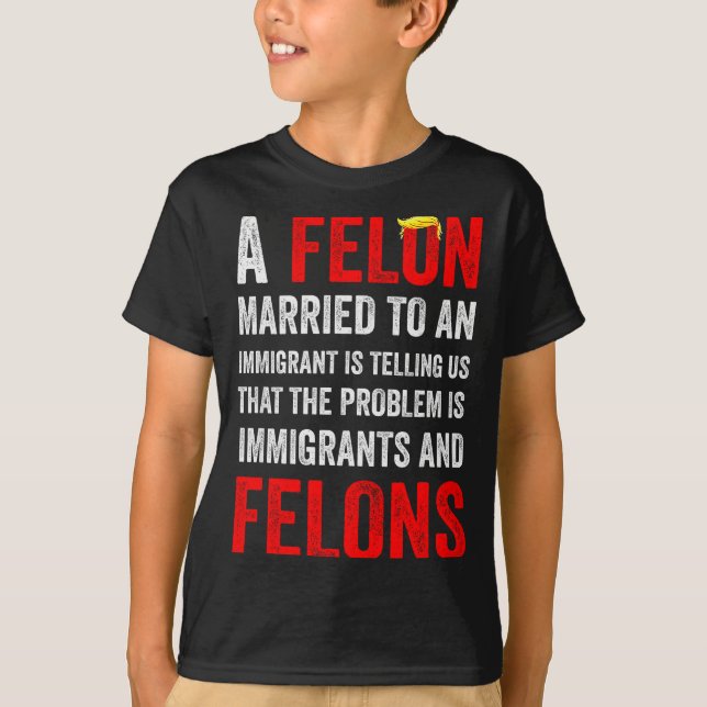 A Felon Married To An Immigrant Is Telling Us That T-Shirt (Vorderseite)