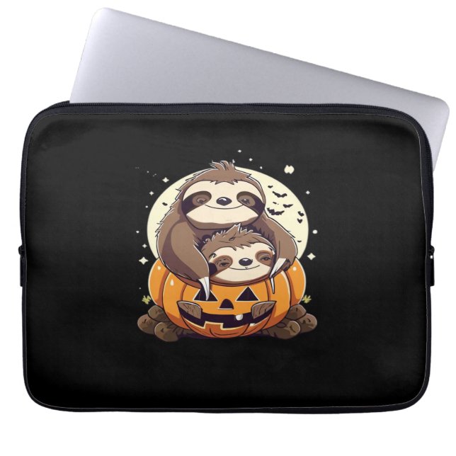 A funny sloth celebrating Halloween Essential T-Sh Laptopschutzhülle (Vorderseite)