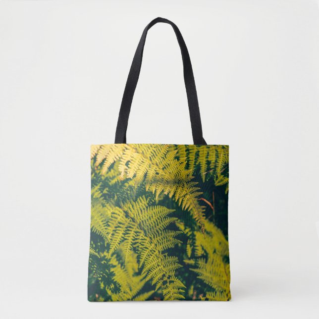 A green fern plants background with shadows. abstr tasche (Vorderseite)