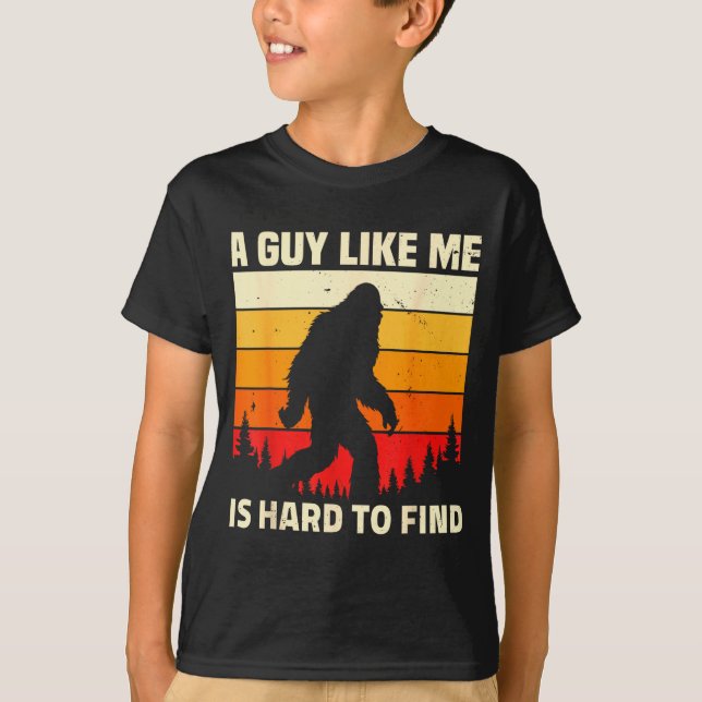 A Guy Like Me Is Hard To Forest Find Funny Bigfoot T-Shirt (Vorderseite)