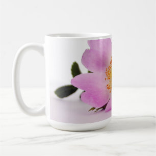 À l'intérieur d'une Mug à fleurs violettes
