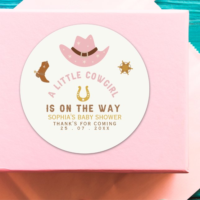 A Little Cowgirl Is on The Way Cute Baby Shower Runder Aufkleber (Von Creator hochgeladen)