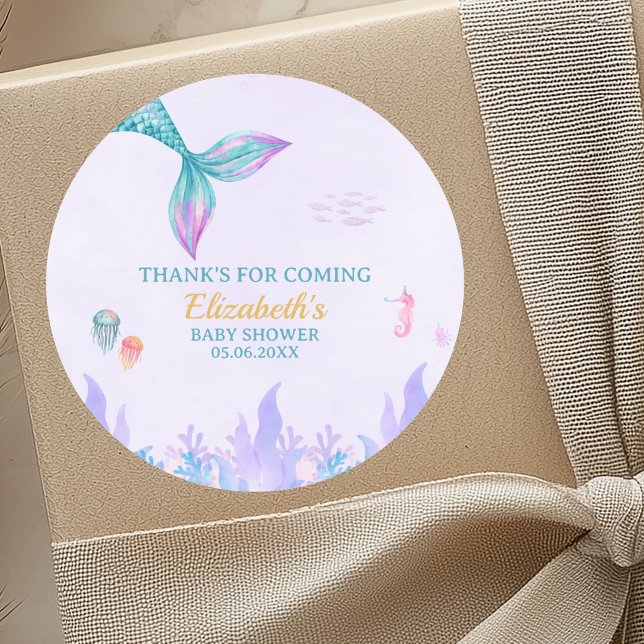 a Little Mermaid is on her way Girl Baby Shower Runder Aufkleber (Von Creator hochgeladen)