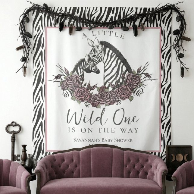 A Little Wild One Baby Zebra Print Backdrop Wandteppich (Little Wild One Backdrop for Zebra Safari Baby Shower for Her. Black and White Zebra Stripes & Pink)
