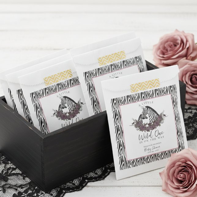 A Little Wild One Zebra Print Kids Geschenktütchen (Cute Jungle Animals Baby Shower Favor Bags with Baby Zebra, Mama Zebra, Zebra Print and Pink Border)