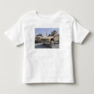A M-ATV Mine Resistant Ambusgeschütztes Fahrzeug 2 Kleinkind T-shirt