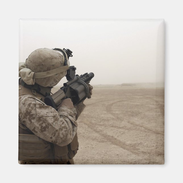 A Marine feuert die M-32 Magnet (Vorne)