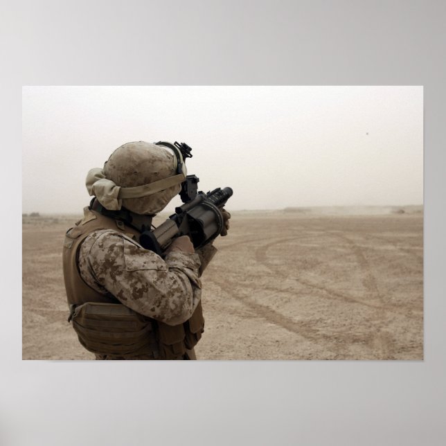 A Marine feuert die M-32 Poster (Vorne)
