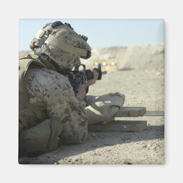 A Marine feuert ein Dienstgewehr M16A2 Magnet (Vorne)