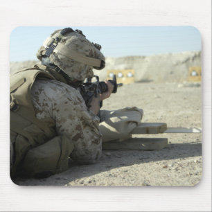 A Marine feuert ein Dienstgewehr M16A2 Mousepad