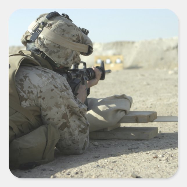 A Marine feuert ein Dienstgewehr M16A2 Quadratischer Aufkleber (Vorderseite)