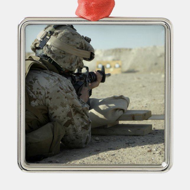 A Marine feuert ein Dienstgewehr M16A2 Silbernes Ornament (Vorne)