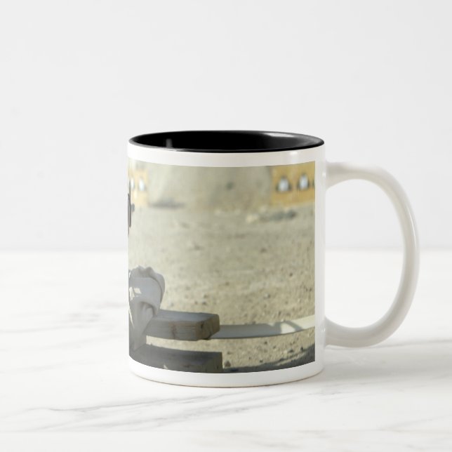 A Marine feuert ein Dienstgewehr M16A2 Zweifarbige Tasse (Rechts)