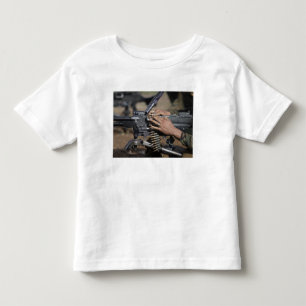 A Marine lädt eine Maschinenpistole der M-240G Kleinkind T-shirt