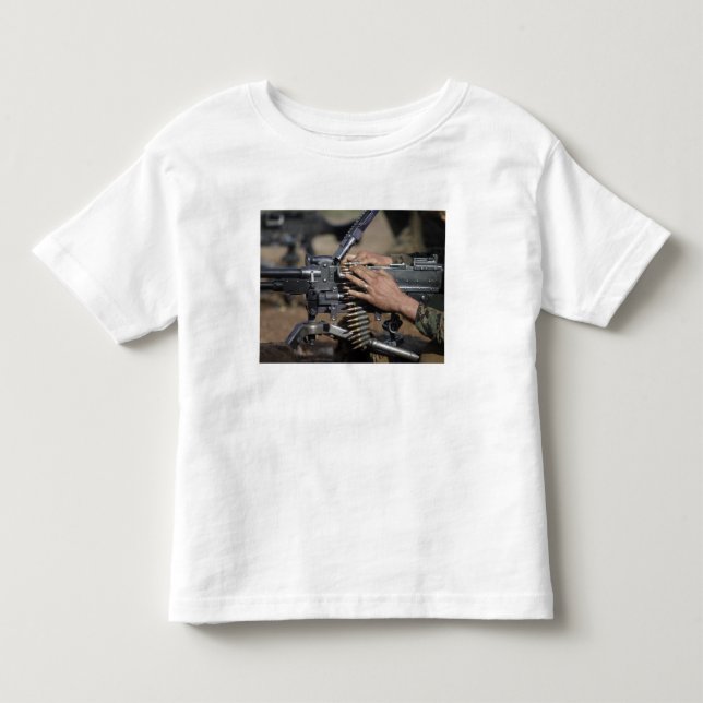 A Marine lädt eine Maschinenpistole der M-240G Kleinkind T-shirt (Vorderseite)