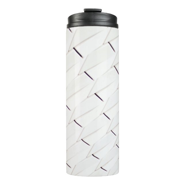 A pattern of white geometric shapes in a facade thermosbecher (Vorderseite)