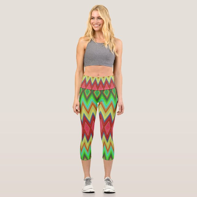 A person is wearing vibrant, geometric-patterned  capri leggings (Vorderseite)