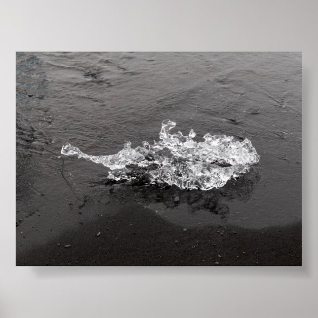 A piece of Ice in the Diamond beach Poster (Vorne)