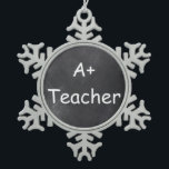 A Plus Teacher Chalkboard Design Geschenk Idee Schneeflocken Zinn-Ornament<br><div class="desc">A Plus Teacher Chalkboard Design Teacher Geschenk Idee Weihnachtsbaum Ornament</div>
