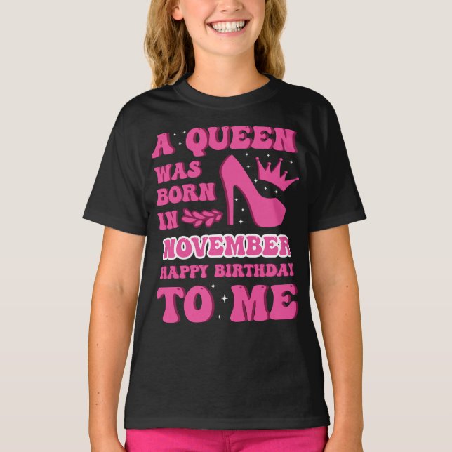 A Queen Was Born in November – Happy Birthday T-Shirt (Vorderseite)