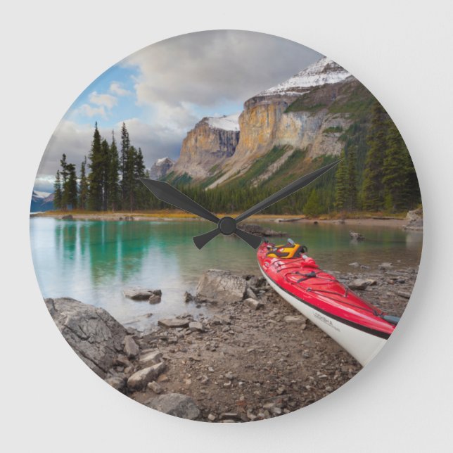 A sea kayak ashore at Spirit Island Große Wanduhr (Vorderseite)