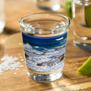 A Shot Écraser Des Vagues Sur Des Roches Tirant Du Verre