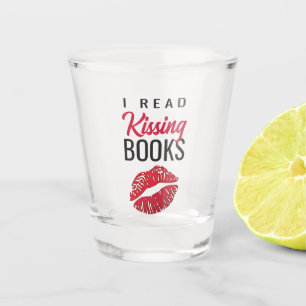 A Shot Le Lecteur De Romance Tiré D'Un Verre