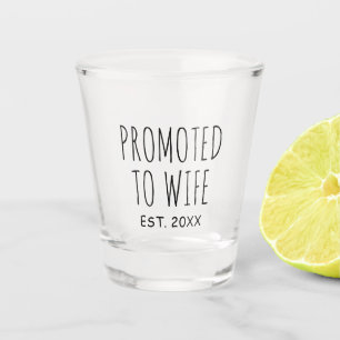 A Shot Promu À Une Femme Verre de prise cadeau Mariage