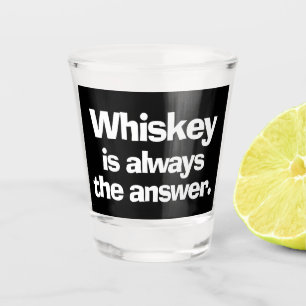 A Shot Whiskey est toujours la réponse verre de tir