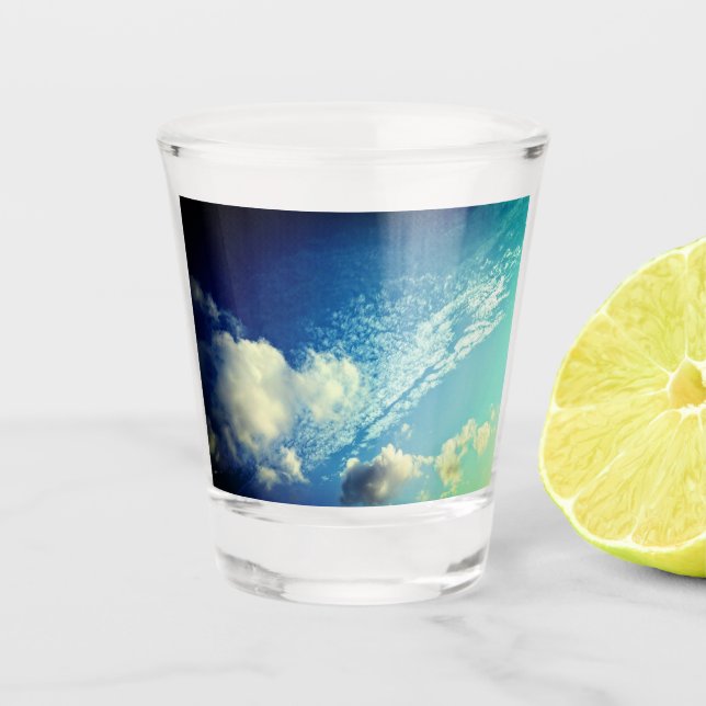 A sprinkling of clouds schnapsglas (Vorderseite)
