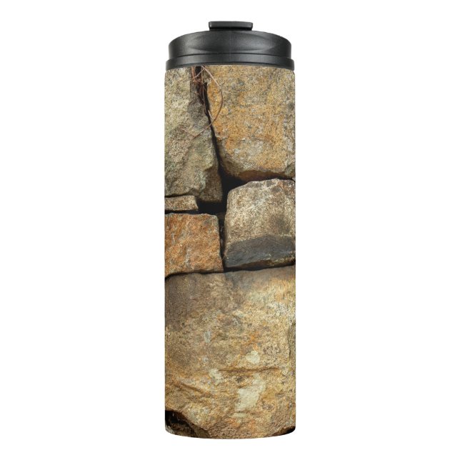 A stone wall made of cobblestones background textu thermosbecher (Vorderseite)