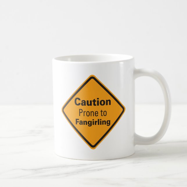 À tasse encline de Fangirling de précaution (Droite)