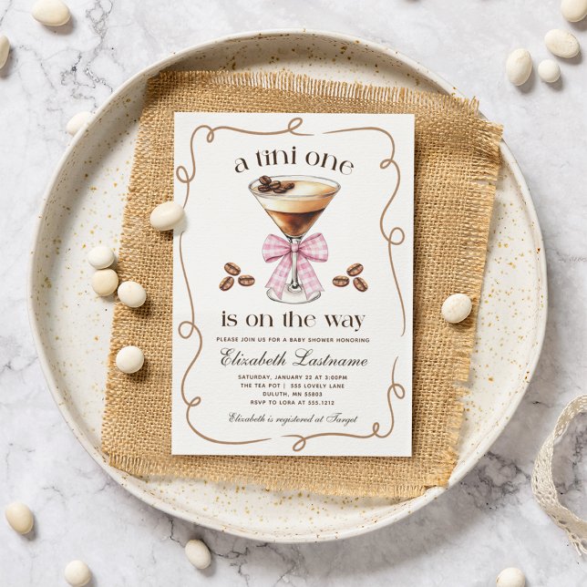 A Tini One Espresso Martini Pink Bow Baby Shower Einladung (A Tini One Espresso Martini Pink Bow Baby Shower Invitation)