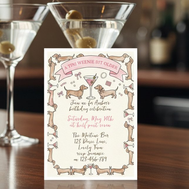 A Tini Weenie Bit Older Dachshund Martini Birthday Einladung (Tini Weenie Bit Older birthday invite with dachshund weiner dogs and martini glasses)