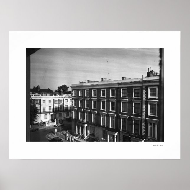 A TRAVERS LA FENÊTRE Affiche de la photographie de (Devant)