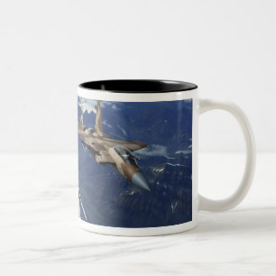A US Air Force F-15C Adler positioniert sich selbs Zweifarbige Tasse