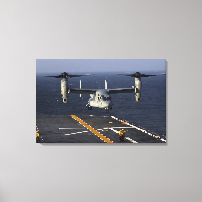 A V-22 Osprey bereitet sich auf Landung vor Leinwanddruck (Vorderseite)