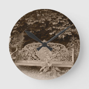 A Wall Clock with an Old Fashioned Look Runde Wanduhr