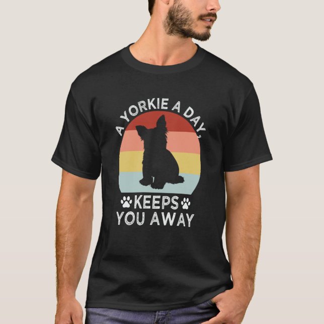 A Yorkie a Day Keeps You Away Yorkshire Terrier T-Shirt (Vorderseite)