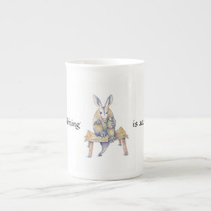 Aardvark-Cartoon sitzt und trinkt von einer Tasse