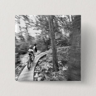 Aaron Rodgers Mountainbiken auf der Treppe zum Button