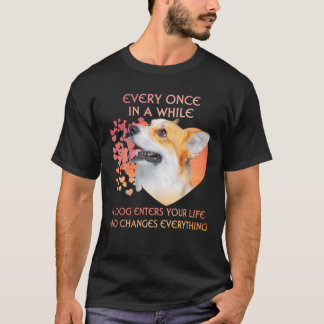 Ab und zu betritt ein walisischer Korgi mit Pembra T-Shirt