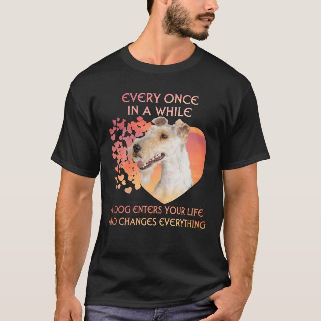 Ab und zu betritt man einen Draht-Fox-Terrier T-Shirt (Vorderseite)