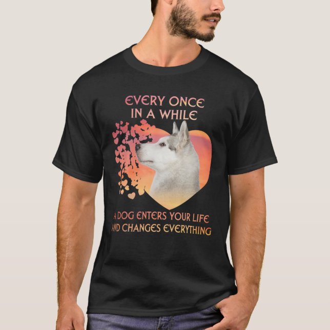 Ab und zu betritt man einen sibirischen Husky T-Shirt (Vorderseite)