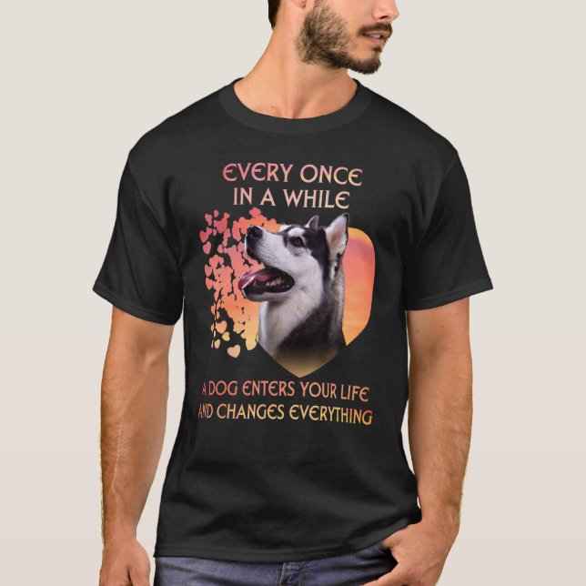 Ab und zu betritt man einen sibirischen Husky T-Shirt (Vorderseite)