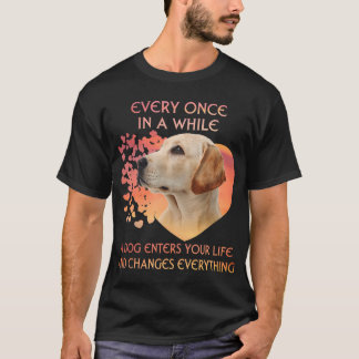 Ab und zu kommt ein Labrador-Retriever. T-Shirt