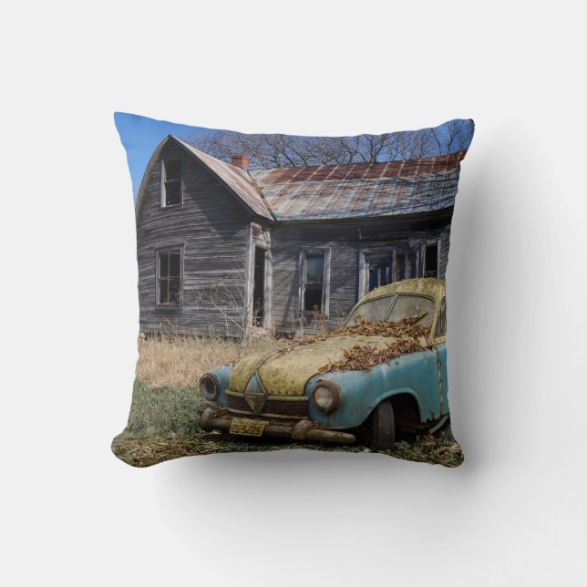 Abandoned Car and Farmhouse Kissen (Vorderseite)