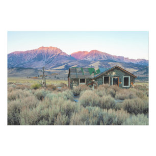 Abandoned House with Mountain Landschaftslandschaf Fotodruck